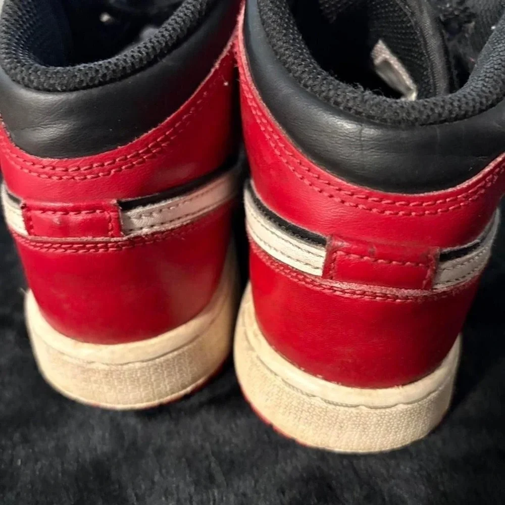 Jordan 1 Mid Bred Kids Sneakers Black Red White 554725-610 Size 4Y - Picture 3 of 6